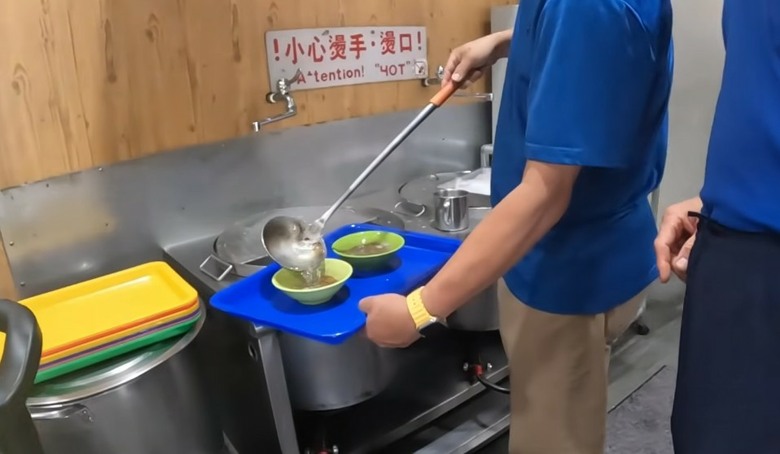 彰化隱藏版「黃金山丘」！看完三級古蹟「虎山巖」金針花，必吃這碗阿宏豬腳飯！