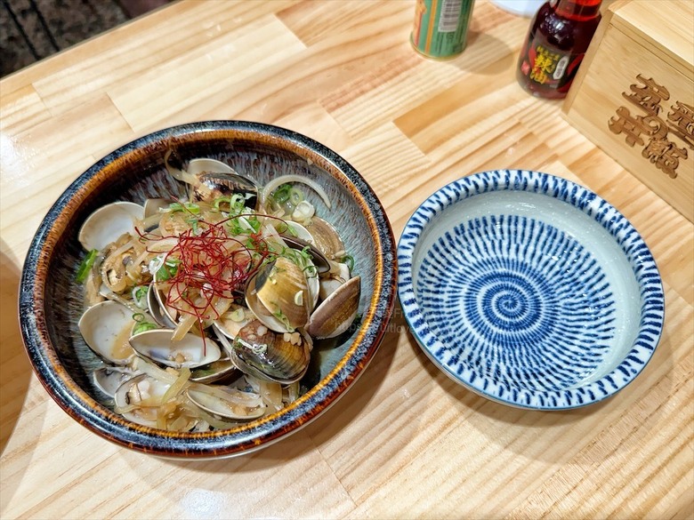 平價日本料理，生熟丼、刺身、炸烤物，無低消續飯湯吃到飽、壽星送生魚片蛋糕，寵物友善