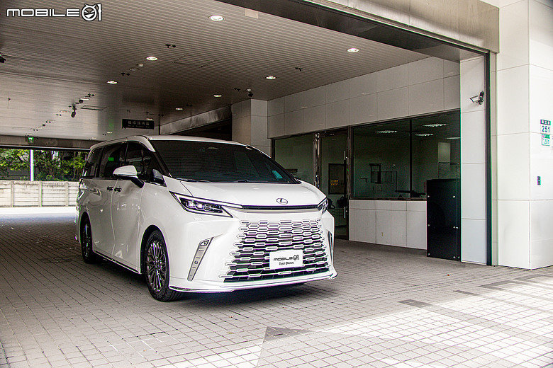 【翹班去哪爽EP.5】被保養耽誤的景觀咖啡廳?跟著蔣大朝聖Lexus濱江服務廠的尊榮體驗!
