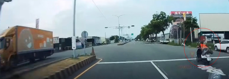 雲林縣。🐒🐒騎車示範 快速移動中。.....還使用🐸蛙式.....