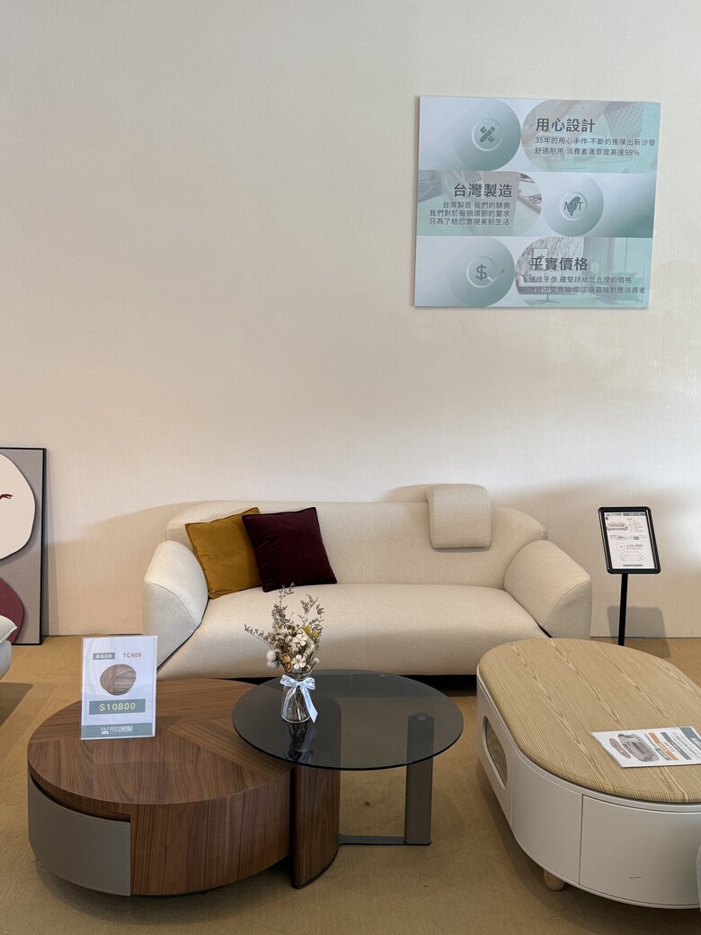 新家訂製了一個台灣品牌的沙發!!坐了3個月了有推