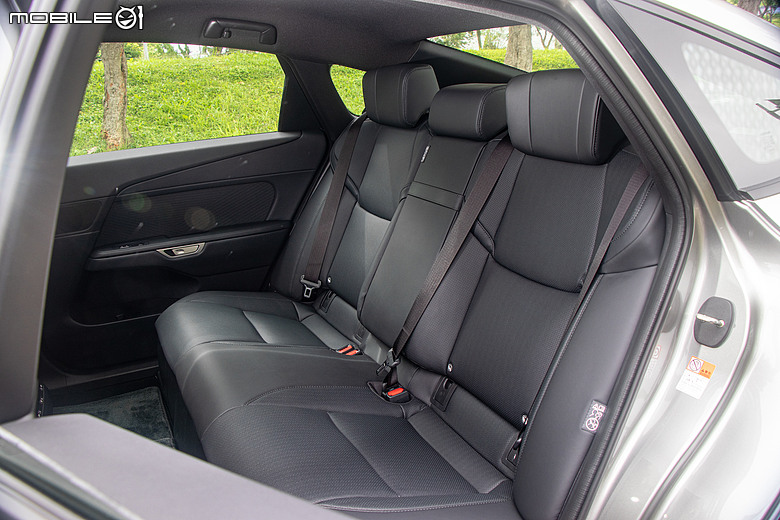 Lexus ES 300h 頂級版試駕｜省油、省稅都有感，掌握銷量密碼的超級王牌！