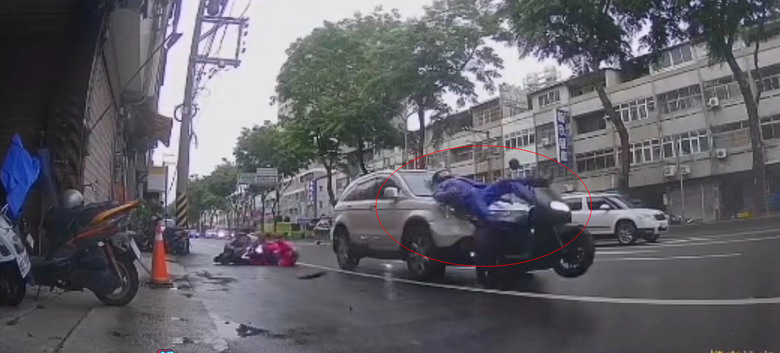 台中 烏日區 雨天🌧️ 🌦️汽車幫前方機車加速。一次兩台。騎士躺著騎。