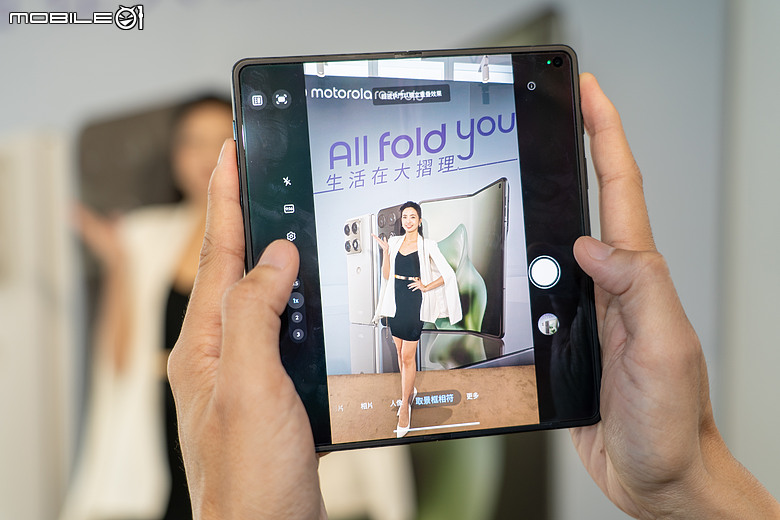 motorola 首款「大摺」razr fold 登台，12+256GB 售價 49,988 元