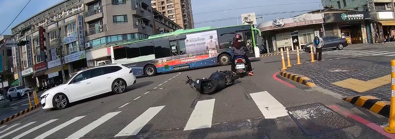 台中 看到機車出現，汽車撞了....就要跑...