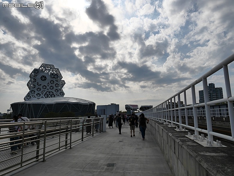哈瑪星鐵道園區、舊打狗驛故事館、高雄港車站北號誌樓、鐵道園區天空雲台、金馬賓館當代美術館、打狗水道量水器室,附掛2026高雄冬日遊樂園紀實 — 冬日高雄港濱散策 哈瑪星鐵道園區篇