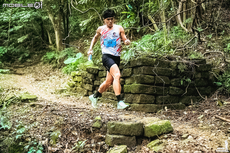 【裝備評測】跑襪愛穿長還短的？ 這雙一加長就跑越野 20km 。