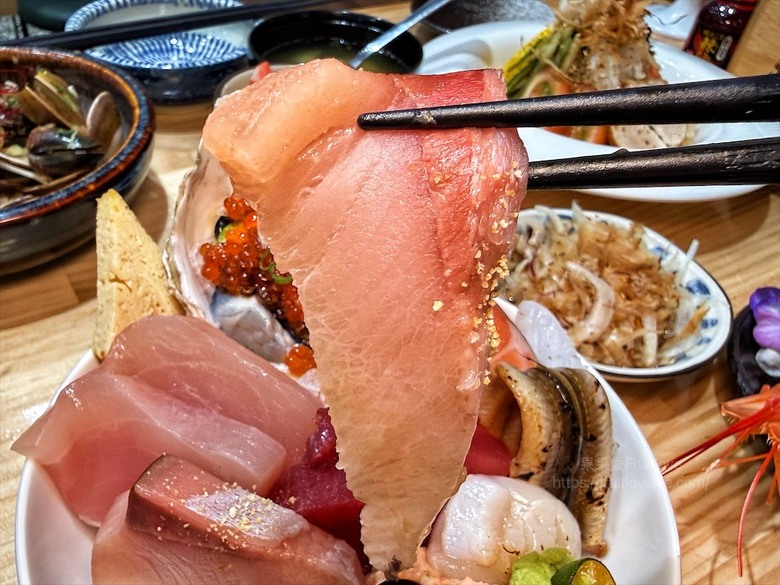 平價日本料理，生熟丼、刺身、炸烤物，無低消續飯湯吃到飽、壽星送生魚片蛋糕，寵物友善