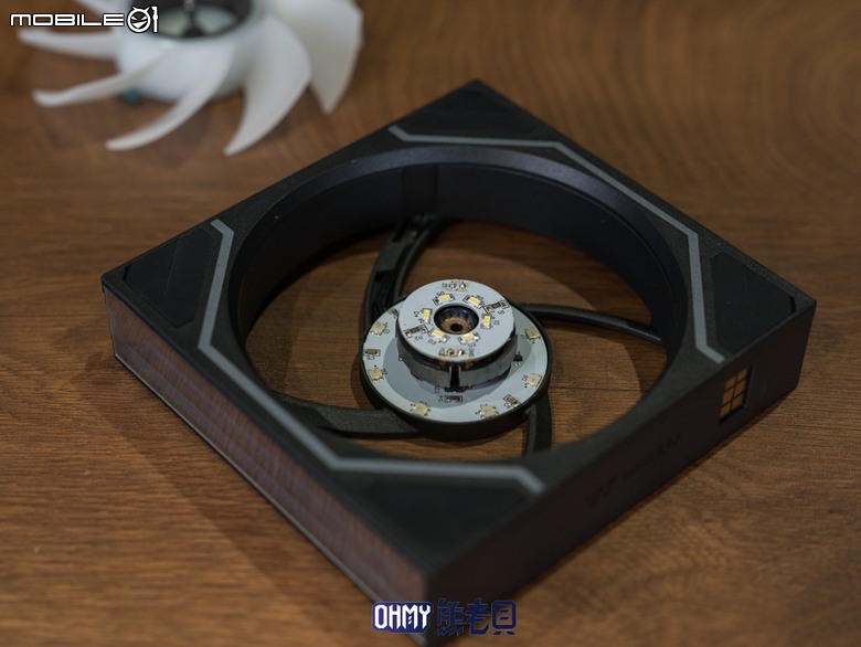 TT Vision 330 CR ARGB 全曲面全景機殼 ft. 耀影SWAFAN 120 EX INFINITY 風扇