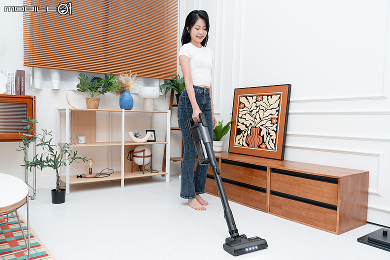 點我看大圖 Panasonic MC-SBR70 極淨光吸塵器開箱|地板乾淨看得見,雙電池 116 分鐘續航超給力!