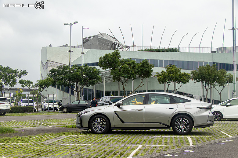 Lexus ES 300h 頂級版試駕｜省油、省稅都有感，掌握銷量密碼的超級王牌！