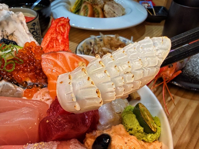 平價日本料理，生熟丼、刺身、炸烤物，無低消續飯湯吃到飽、壽星送生魚片蛋糕，寵物友善