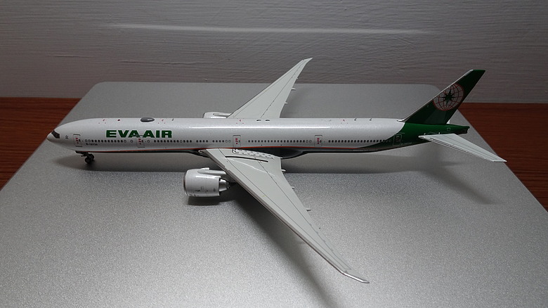 【開箱】1/400 金屬客機模型