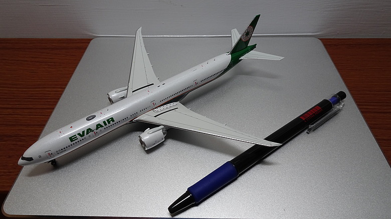 【開箱】1/400 金屬客機模型