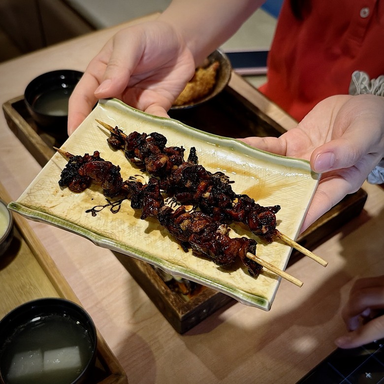 台南國華街美食:傳承日本橫濱30年的活鰻現烤,還有鰻骨湯、越光米無限續!