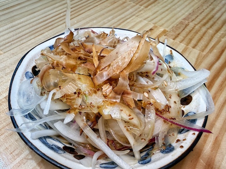 平價日本料理，生熟丼、刺身、炸烤物，無低消續飯湯吃到飽、壽星送生魚片蛋糕，寵物友善