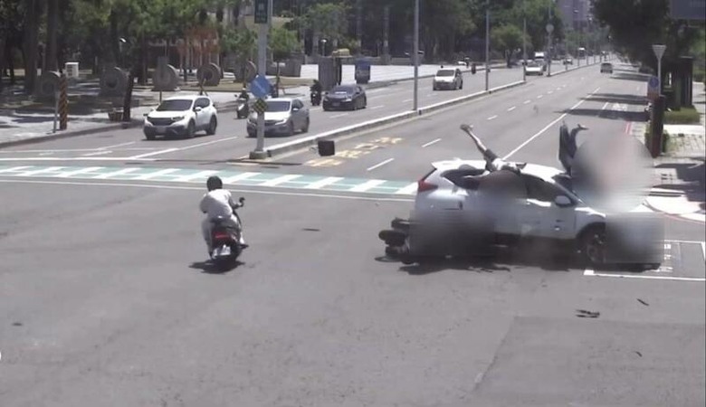 高雄 汽車左轉。兩輛直行機車騎士，用生命一起教訓。