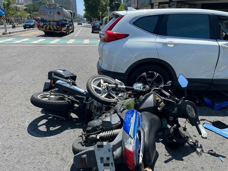 高雄 汽車左轉。兩輛直行機車騎士，用生命一起教訓。