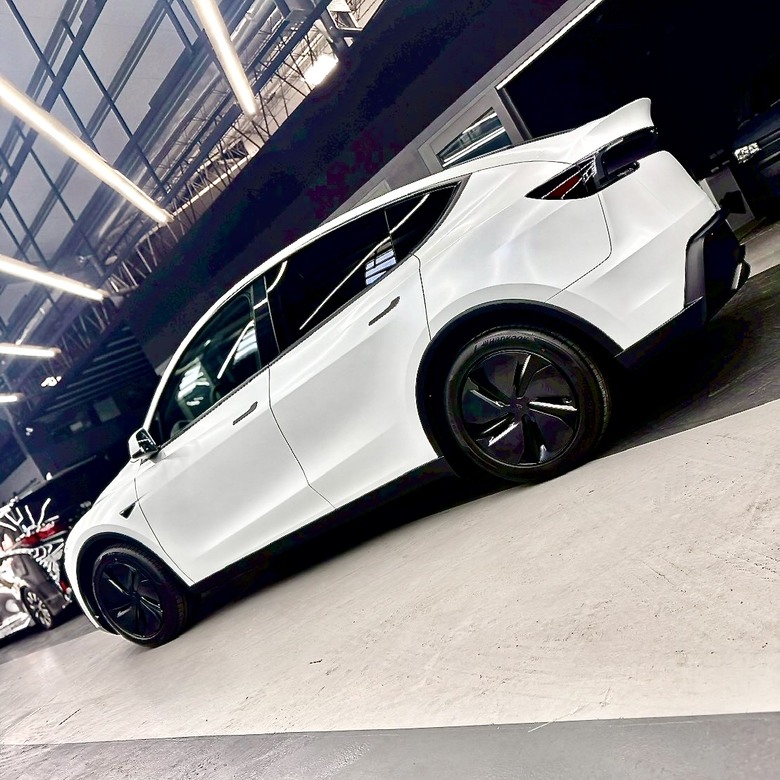 [開箱]嘉義汽車包膜｜ Tesla白TPU＋黃改色膜對照｜收邊工藝近拍，判斷師傅功力好不好！