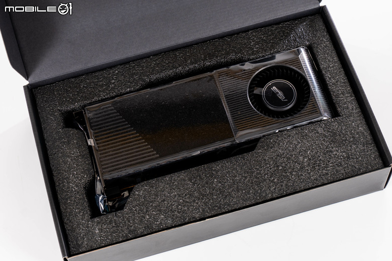 華碩 TURBO Radeon AI PRO R9700 32GB 繪圖卡開箱實測 以大容量記憶體提供更多 AI 應用執行空間