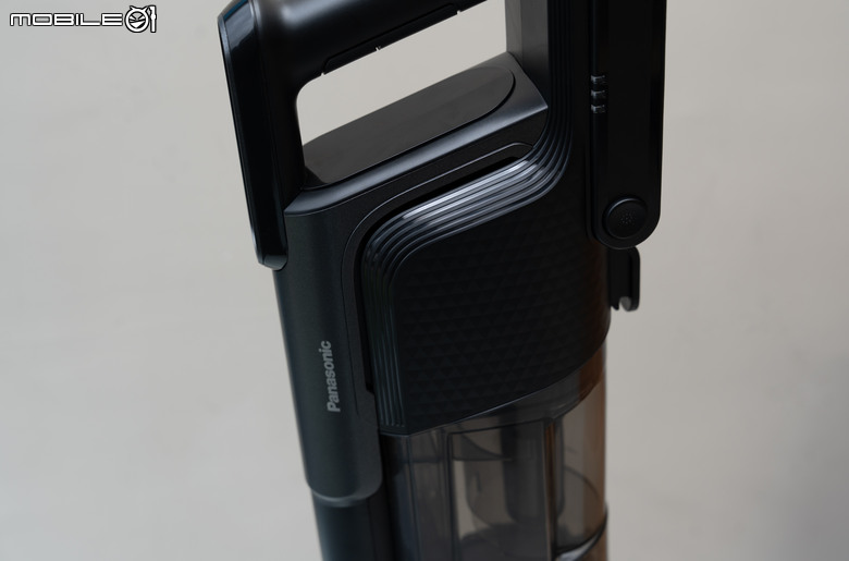 點我看大圖 Panasonic MC-SBR70 極淨光吸塵器開箱|地板乾淨看得見,雙電池 116 分鐘續航超給力!