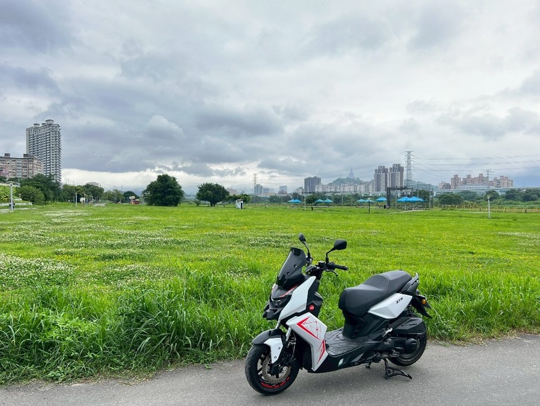 250cc很笨重?不,STR250根本比125cc還靈活好用