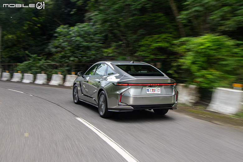 Lexus ES 300h 頂級版試駕｜省油、省稅都有感，掌握銷量密碼的超級王牌！