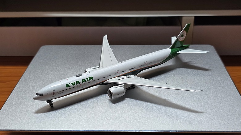 【開箱】1/400 金屬客機模型