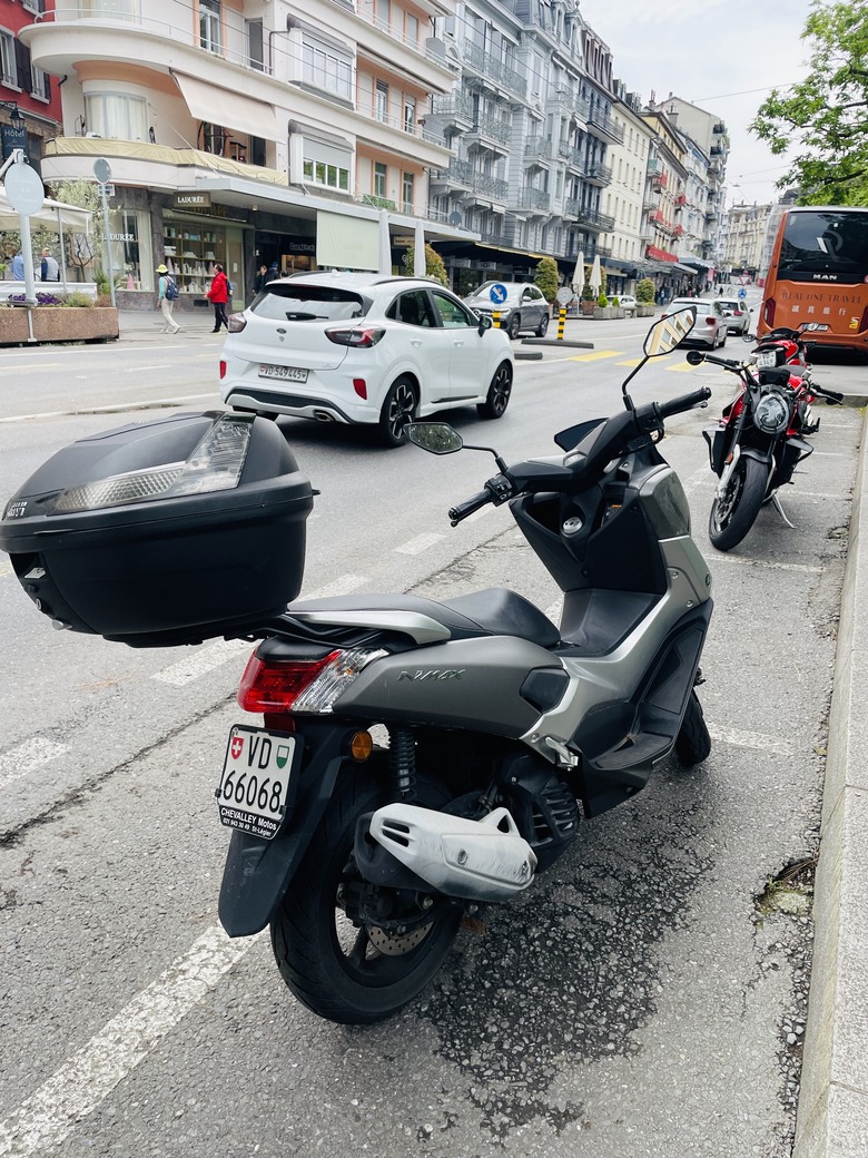 日內瓦湖旁的台灣機車...