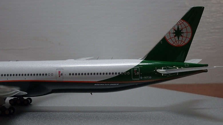 【開箱】1/400 金屬客機模型
