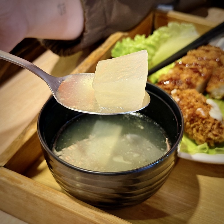 台南國華街美食:傳承日本橫濱30年的活鰻現烤,還有鰻骨湯、越光米無限續!