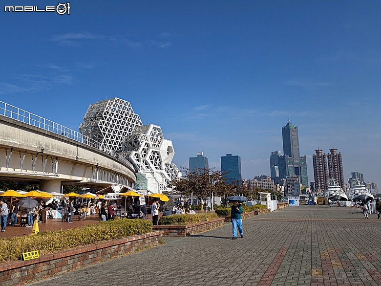 駁二藝術特區(蓬萊倉庫、大勇倉庫、大義倉庫)、大港橋、哈瑪星台灣鐵道館、典藏駁二餐廳 ARTCO、李家圓仔湯 — 冬日高雄港濱散策 駁二篇