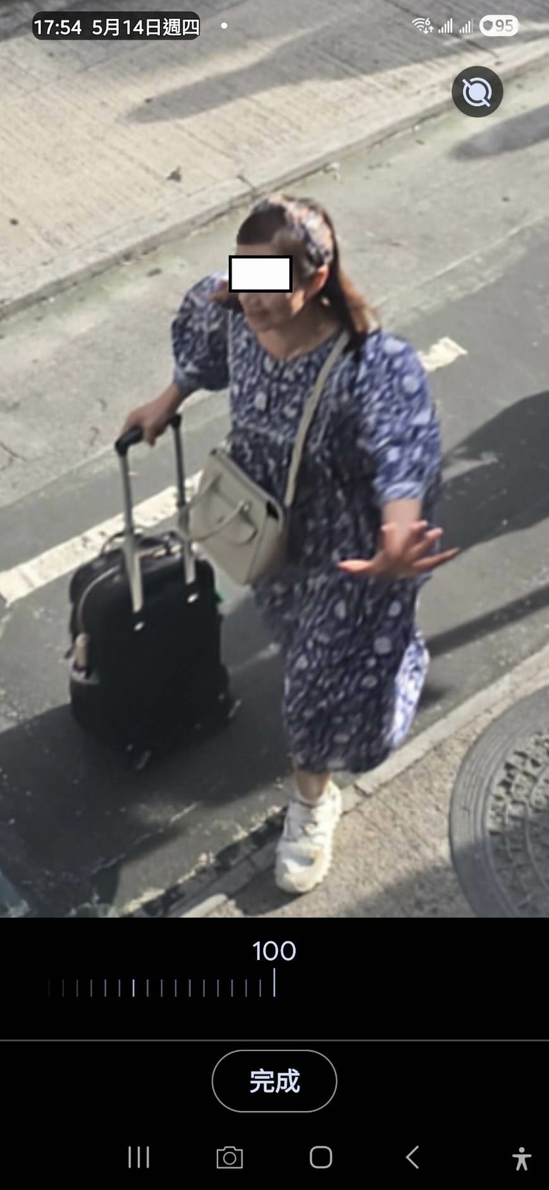 在巴士上如果坐你前面的兩個大媽不停說話你會怎樣