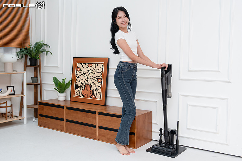 點我看大圖 Panasonic MC-SBR70 極淨光吸塵器開箱|地板乾淨看得見,雙電池 116 分鐘續航超給力!