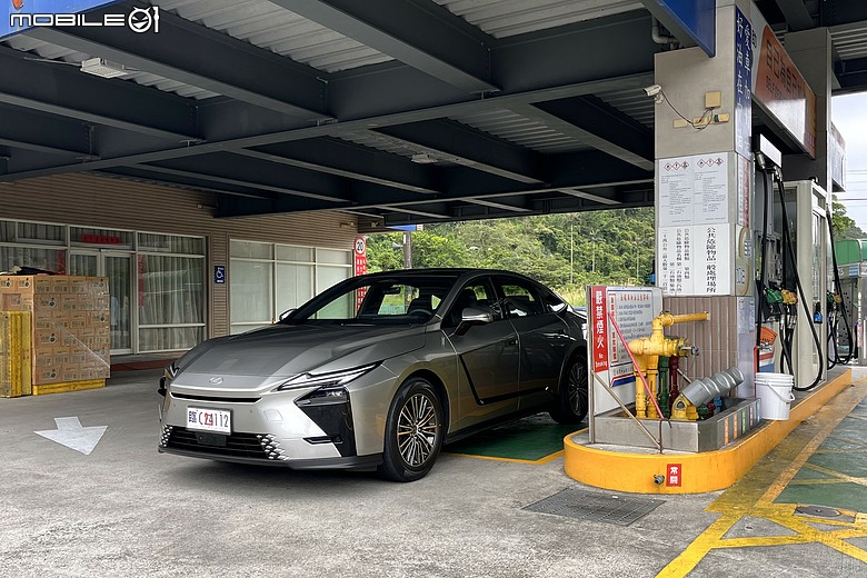 Lexus ES 300h 頂級版試駕｜省油、省稅都有感，掌握銷量密碼的超級王牌！
