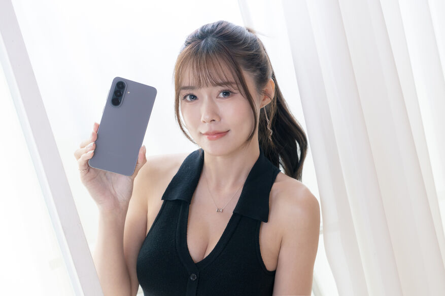 手機更新多長年限才算保險? 甜美模特拿起 Galaxy A57 5G,並於圖說內說明提供 6 年安全性更新與 6 次系統升級
