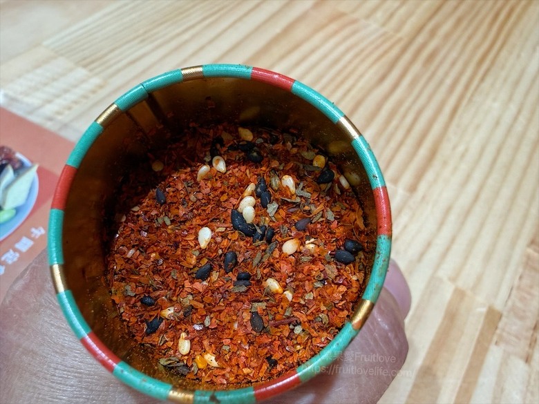 平價日本料理，生熟丼、刺身、炸烤物，無低消續飯湯吃到飽、壽星送生魚片蛋糕，寵物友善