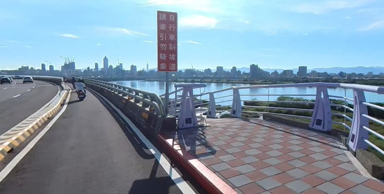 新北 重翠大橋 機車騎士，人車分離 自摔🛵💨...好像跌到橋下