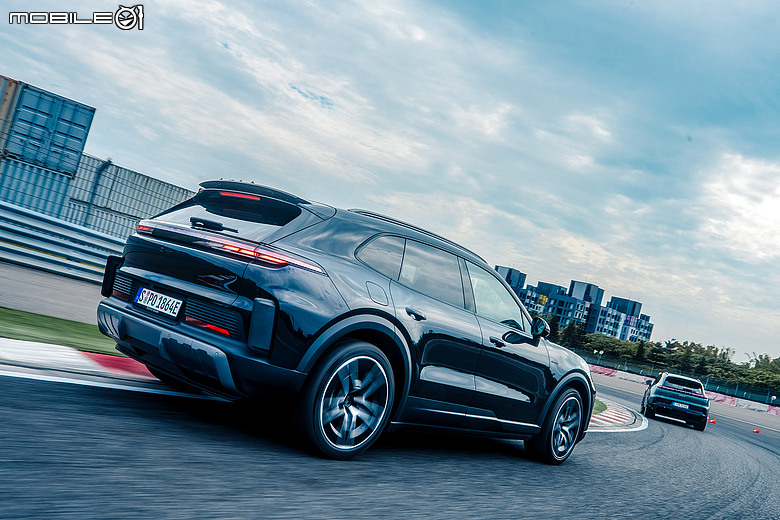 Porsche Cayenne Turbo Electric 賽道試駕｜比想像更快、更狠的純電Cayenne！