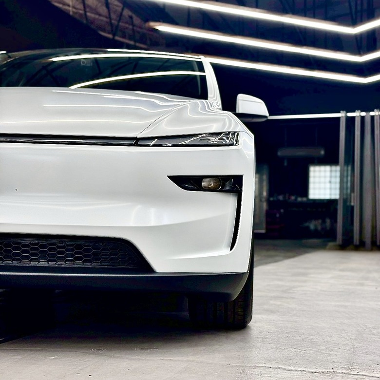[開箱]嘉義汽車包膜｜ Tesla白TPU＋黃改色膜對照｜收邊工藝近拍，判斷師傅功力好不好！