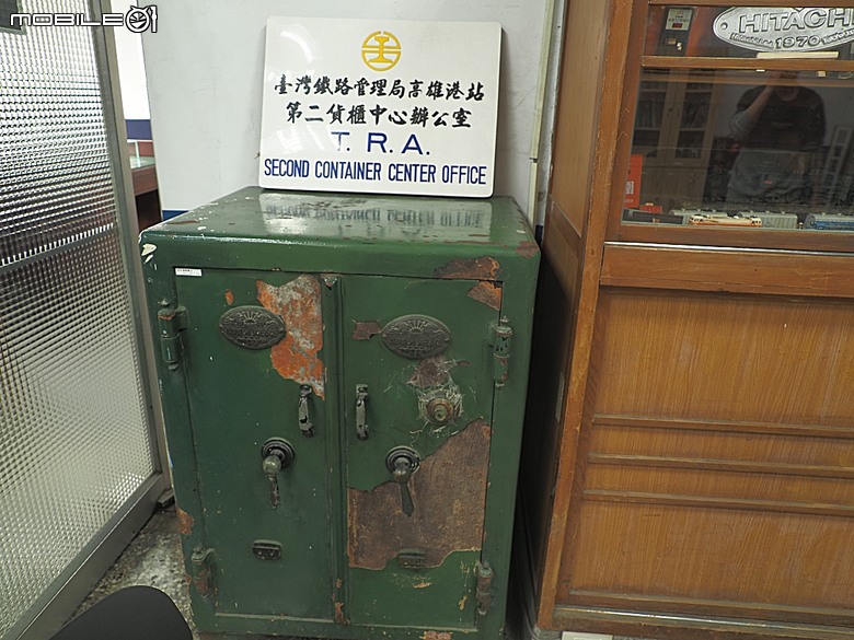 哈瑪星鐵道園區、舊打狗驛故事館、高雄港車站北號誌樓、鐵道園區天空雲台、金馬賓館當代美術館、打狗水道量水器室,附掛2026高雄冬日遊樂園紀實 — 冬日高雄港濱散策 哈瑪星鐵道園區篇