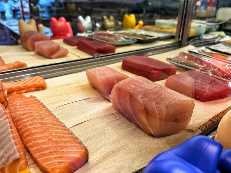 平價日本料理，生熟丼、刺身、炸烤物，無低消續飯湯吃到飽、壽星送生魚片蛋糕，寵物友善