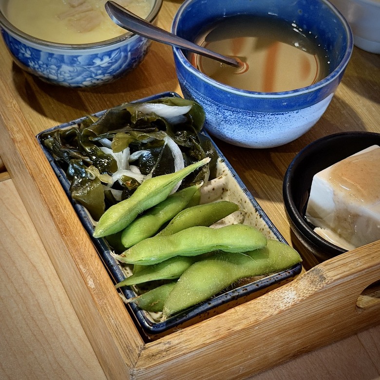 台南國華街美食:傳承日本橫濱30年的活鰻現烤,還有鰻骨湯、越光米無限續!