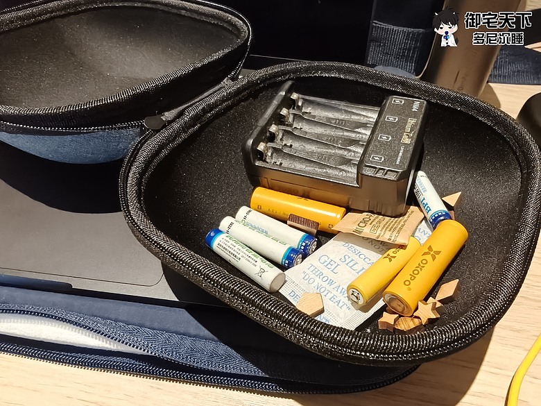 點我看大圖 開箱|【Travel Blue 藍旅】藍藍組 - 支撐力好的記憶棉頸枕,又有硬殼收納盒一次入手!