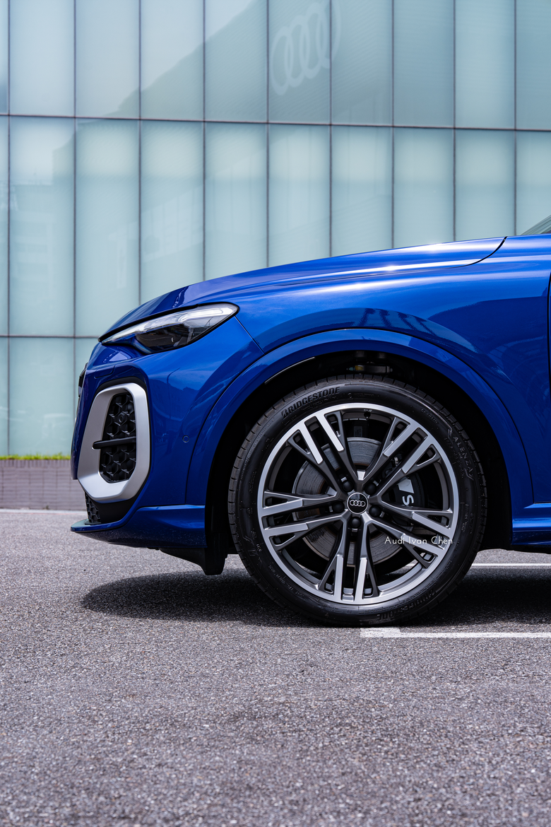 交車分享｜Audi SQ5 Sportback｜金屬眩亮藍・Ultra Blue・6I