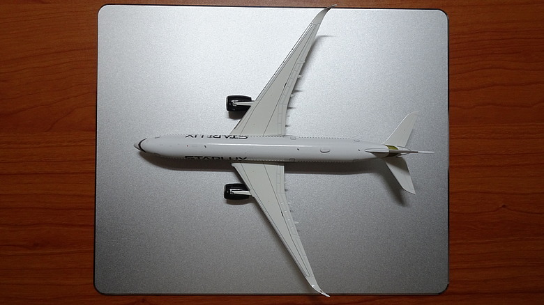 【開箱】1/400 金屬客機模型