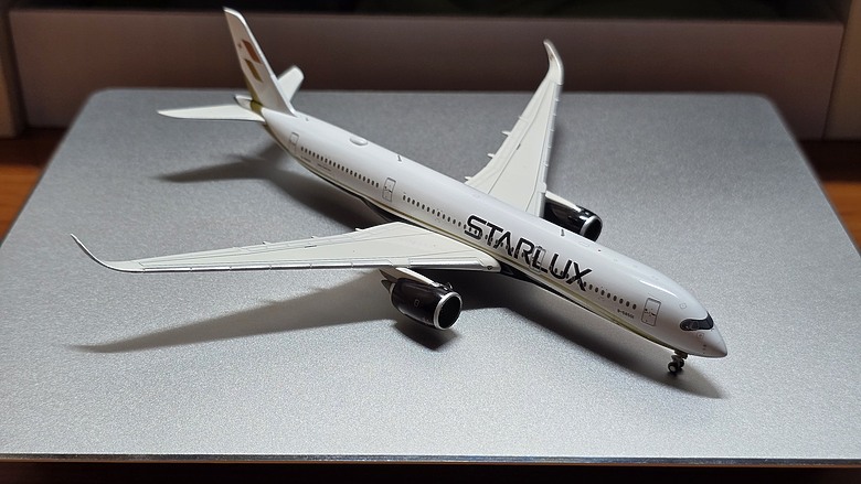 【開箱】1/400 金屬客機模型