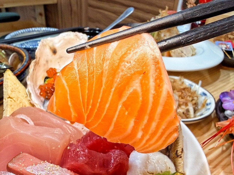 平價日本料理，生熟丼、刺身、炸烤物，無低消續飯湯吃到飽、壽星送生魚片蛋糕，寵物友善