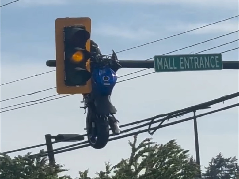 這不是Ai，一台 GSX-R 高掛紅綠燈上，網傳GTA畫面再現。