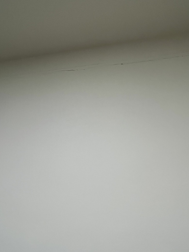 新房子的牆壁裂痕是正常的嗎？